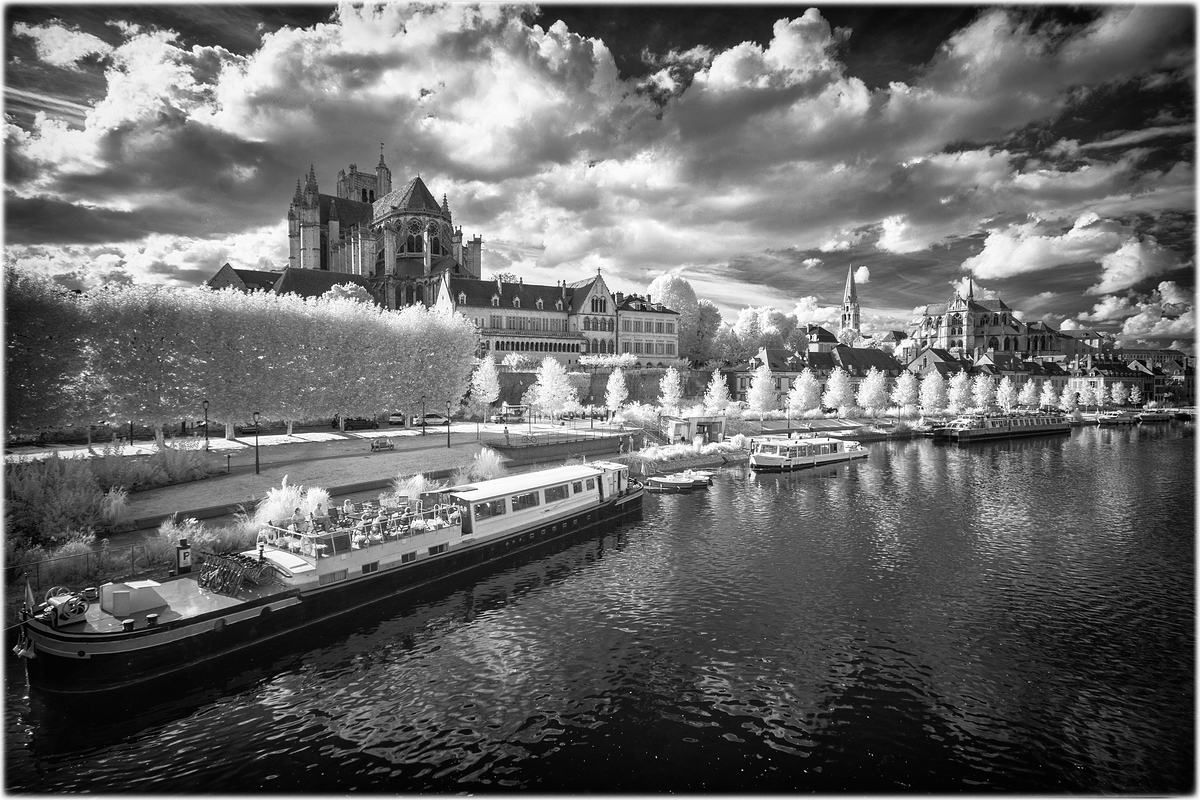 Auxerre, Skyline IR 1663